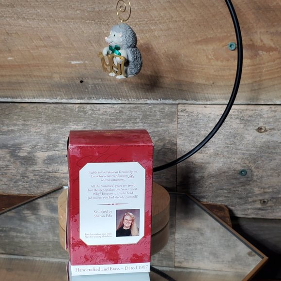 1997 Hallmark Keepsake Ornament - Fabulous Decade - Hedgehog - Picture 3 of 7